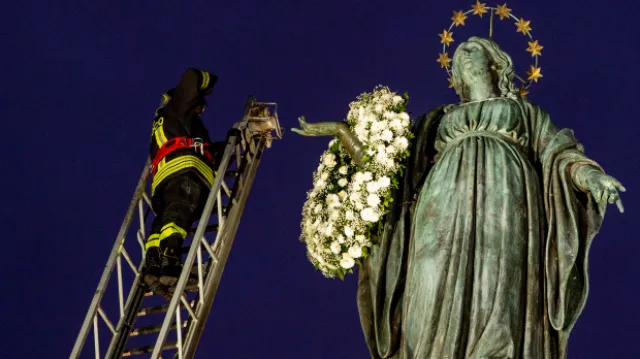 The impressive moment when a fireman delivers flowers to Our Lady