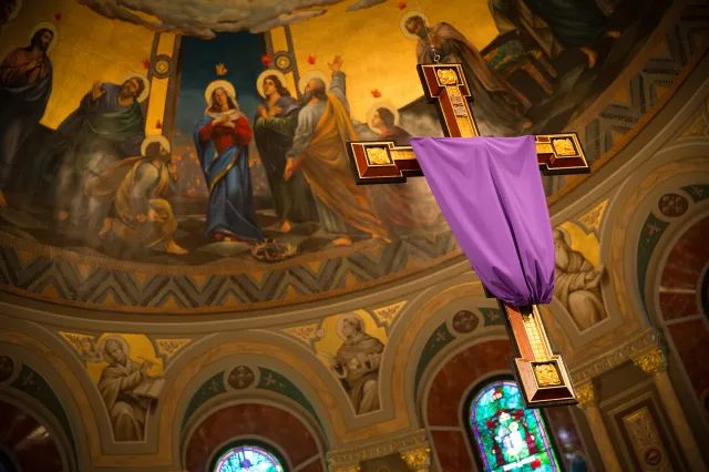 Why do Catholics cover crucifixes and statues during Lent? 1 Why do Catholics cover crucifixes and statues during Lent?